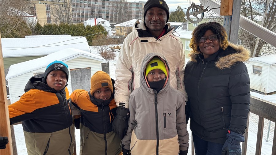 Un premier hiver jeannois pour une famille camerounaise