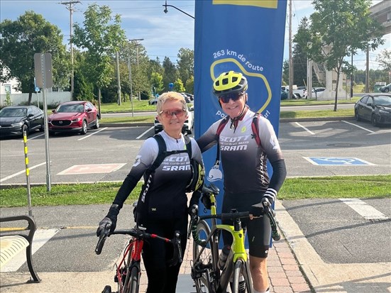 Richard Rouleau et Lylyane Tremblay ont bouclé 151 tours du lac Saint-Jean à vélo