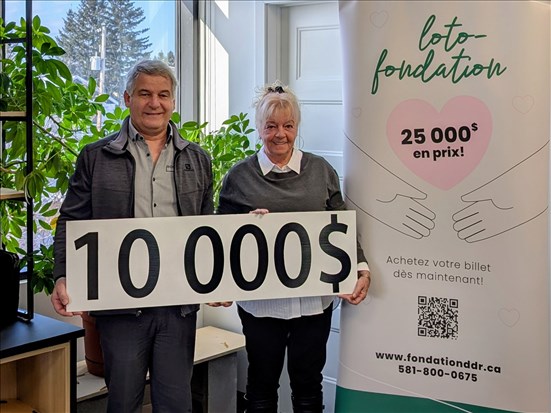 Une résidente de Saint-Félicien remporte le gros lot de 10 000 $ de la Loto-Fondation 