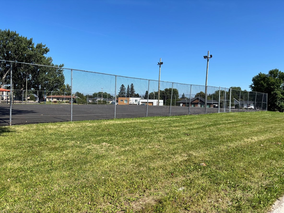 La pose de l'acrylique retarde la réouverture du terrain de tennis à Saint-Félicien