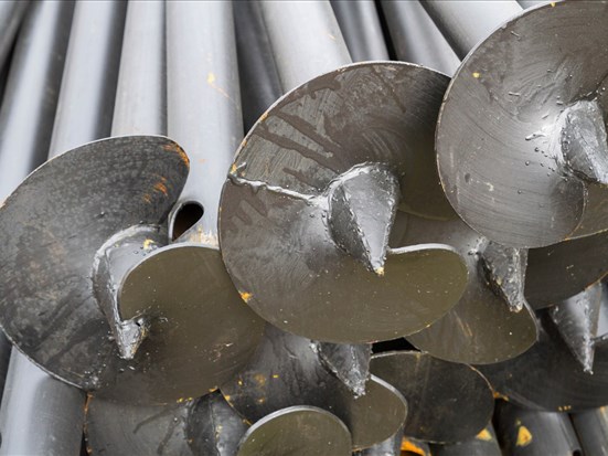 Projets commerciaux : pourquoi les pieux vissés réduisent vos coûts de construction