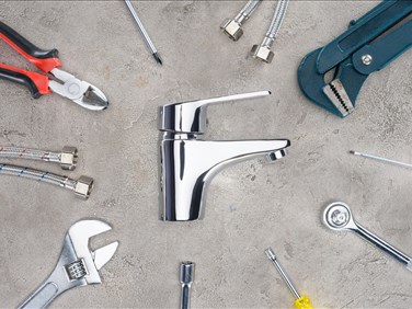 Comment un plombier ajuste un régulateur de pression hydraulique ?