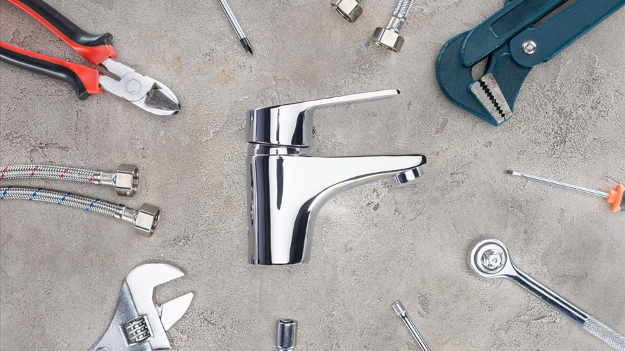 Comment un plombier ajuste un régulateur de pression hydraulique ?