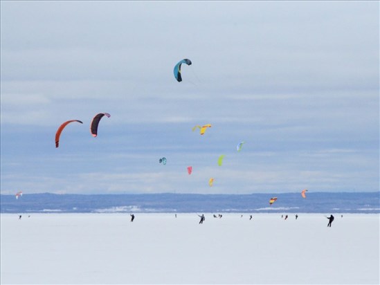Conditions idéales pour la 7e Traversée du lac Saint-Jean en snowkite