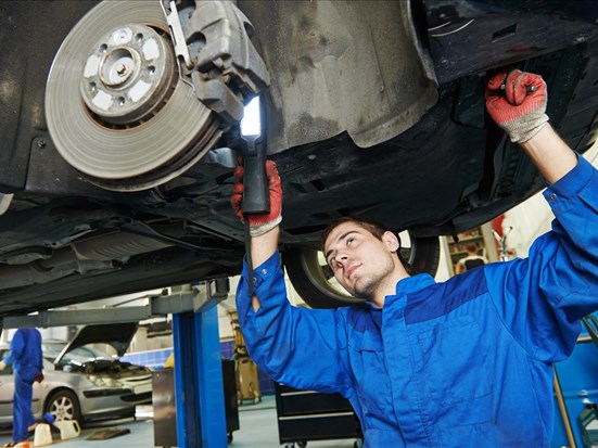 Comment un garage détermine si vos disques doivent être resurfacés ou remplacés ?