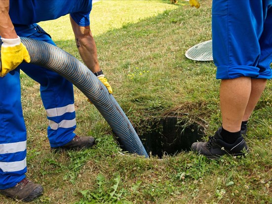 Débouchage de drain en pente : défis et solutions