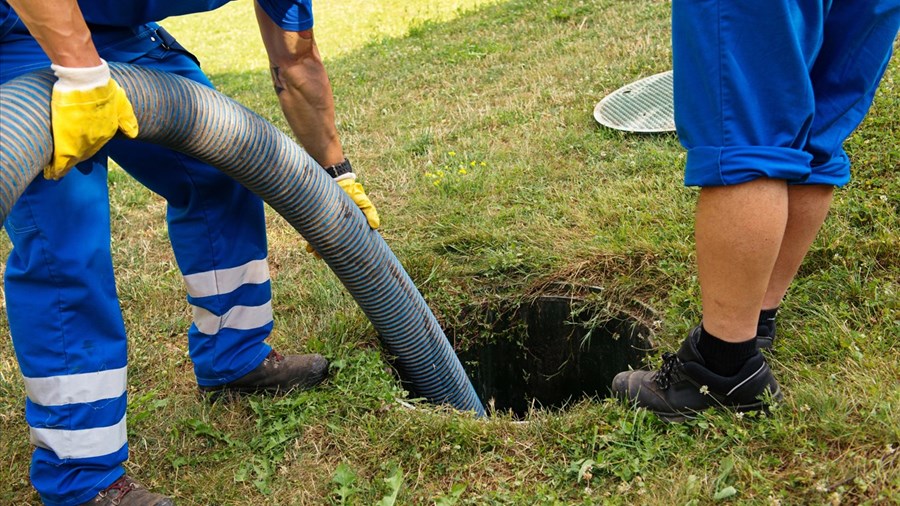 Débouchage de drain en pente : défis et solutions