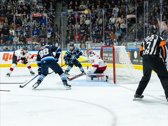 Le capitaine et le gardien des Saguenéens s’occupent des Remparts
