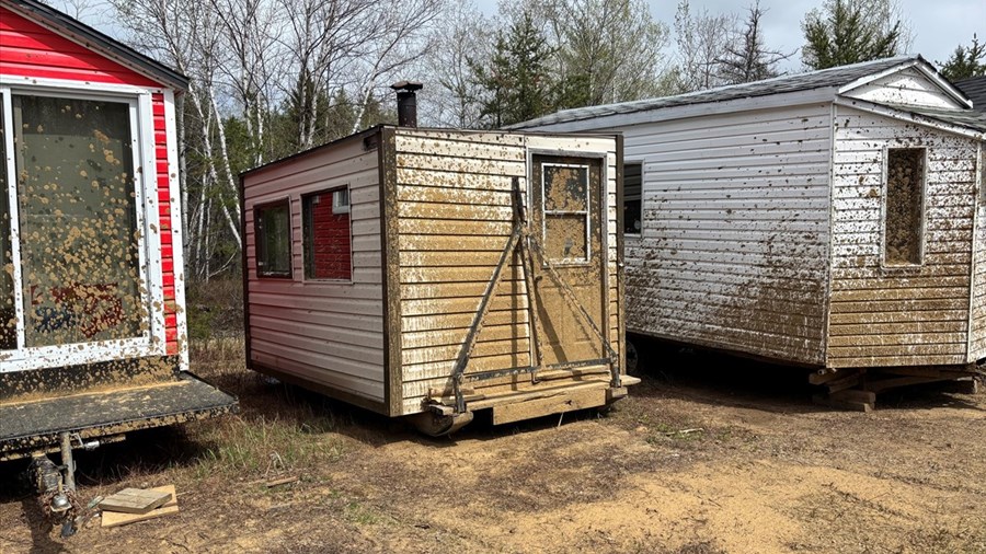Maisonnettes aspergées de boue