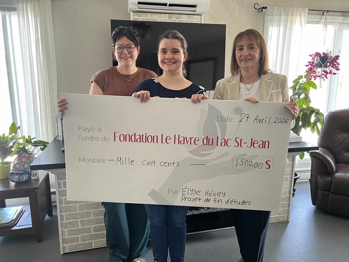 Élyse Hévey remet 1 500$ au Havre du Lac-Saint-Jean