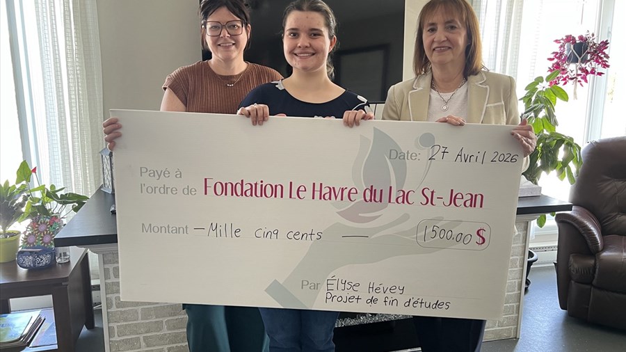Élyse Hévey remet 1 500$ au Havre du Lac-Saint-Jean