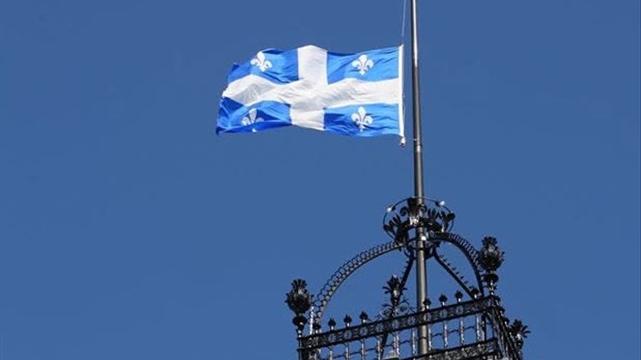 Le drapeau du Québec en berne lors des funérailles de Marc Messier
